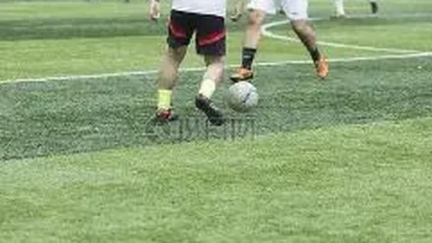 杨幂片场被撞见，工作人员引导行人车辆安全通行